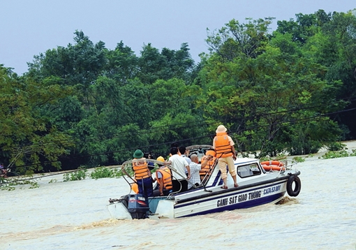 Tác nghiệp trong bão lụt