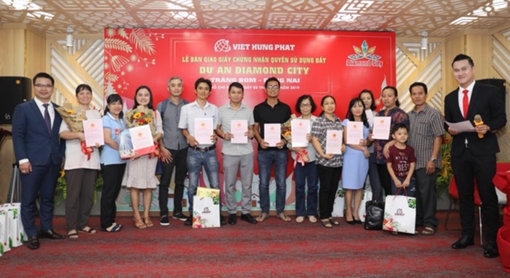 Việt Hưng Phát trao hàng trăm sổ hồng Dự án Diamond City