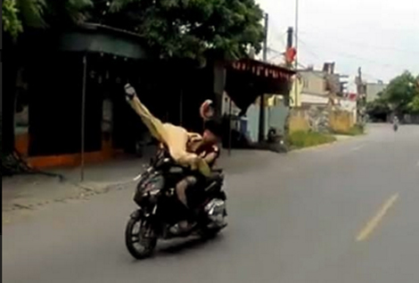 Đi xe máy không đội mũ bảo hiểm, tông trọng thương CSGT