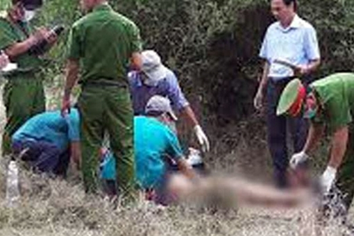 Người đàn ông chết lõa thể cạnh chiếc xe máy cháy trơ khung