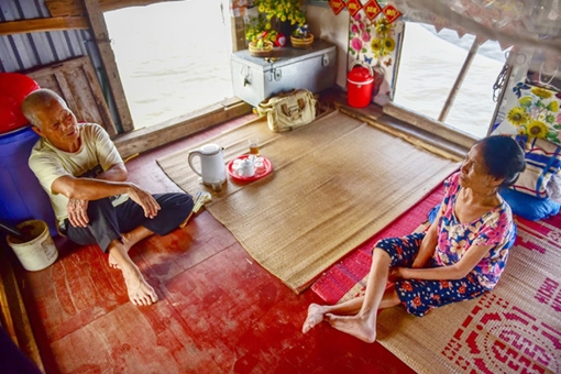 Chuyện tình 50 năm lênh đênh bên sông hồng