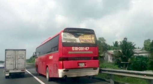 Nhiều xe khách vào làn đường dừng khẩn cấp trên cao tốc 