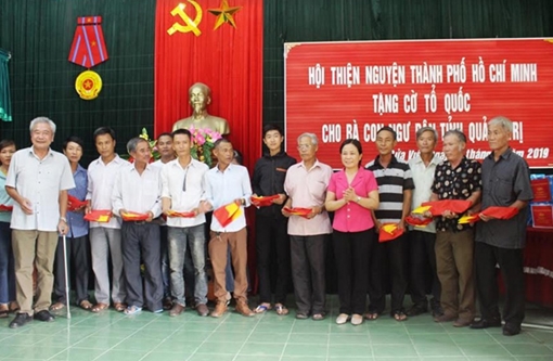 Tặng 1.000 lá cờ Tổ quốc cho bà con ngư dân