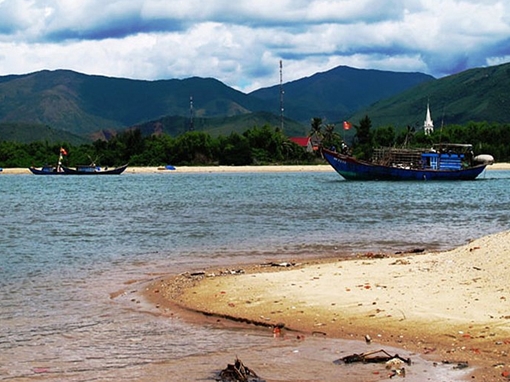 Nhiều ngư dân khốn đốn vì cửa biển bị bồi lấp