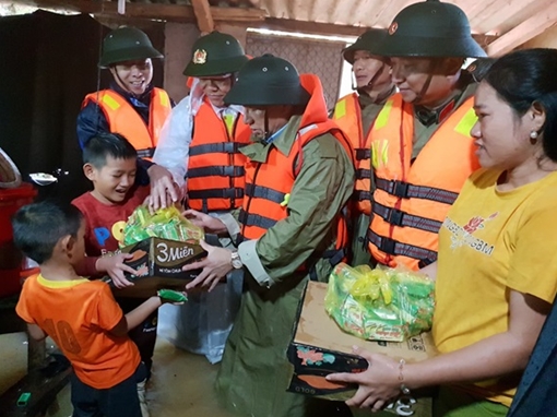 Công an tỉnh Hà Tĩnh: Tình người vùng tâm lũ