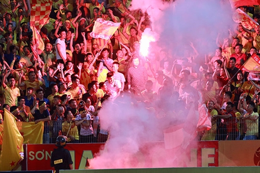 Pháo sáng ở Hàng Đẫy và trách nhiệm thuộc về ai?