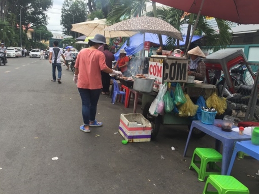 Bao giờ hết cảnh lộn xộn trước cổng bệnh viện?