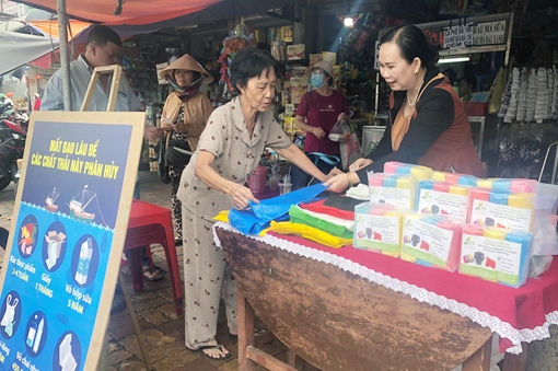 Người phụ nữ kiên trì đưa túi nilon tự hủy vào chợ truyền thống