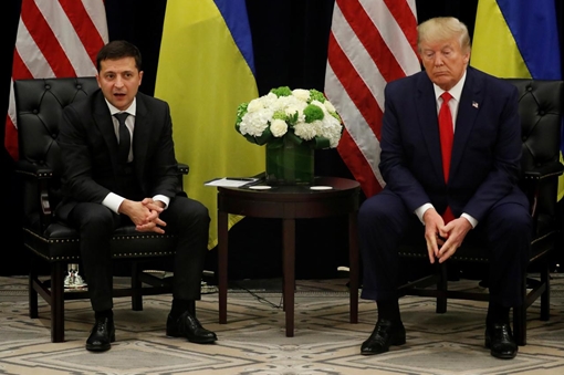 Tổng thống Ukraine đối đầu sóng gió ngoại giao