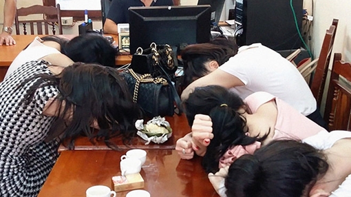 Vạch mặt tú bà và chiêu hút khách bằng người mẫu… giả