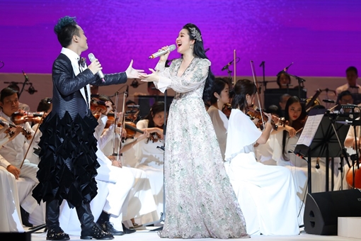 “Trăng Hát” của Phạm Thùy Dung: Chạm tới giấc mơ