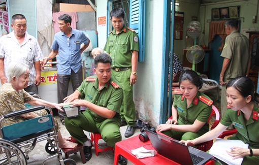 Công an TP Cần Thơ cấp căn cước công dân cho người già tại nhà riêng