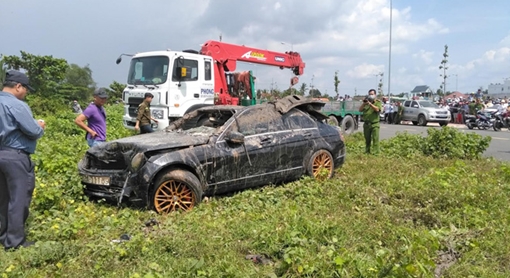 Xe Mercedes lao xuống rạch chưa có trên hệ thống đăng kiểm