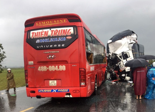 Xe khách "húc" xe tải, hàng chục người nhập viện