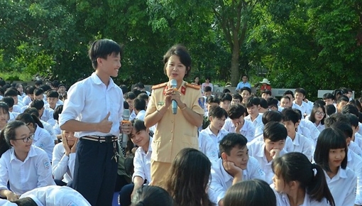 Báo động tình trạng nguy hiểm khi học sinh đi xe máy 50cc