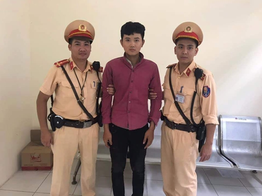 CSGT truy đuổi tên cướp điện thoại trên QL32