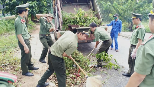Công an Quảng Trị làm sạch vệ sinh môi trường