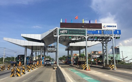 Sẽ xử phạt các xe không dán thẻ cố tình đi vào làn thu phí không dừng