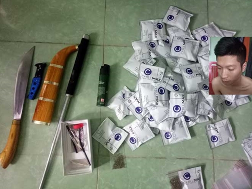 Thu giữ ma tuý đá và nhiều hung khí nguy hiểm trong nhà trọ