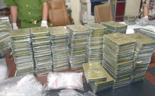 Truy tố 12 đối tượng mua bán trái phép gần 500 bánh heroin