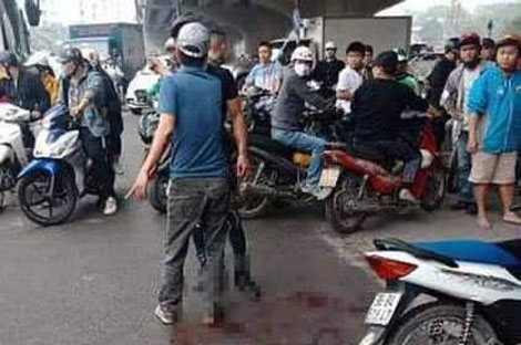 Gã đàn ông 2 tiền án chém vợ giữa đường vì ghen