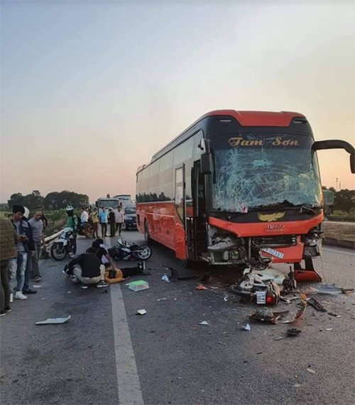 Va chạm trên cao tốc Hà Nội-Bắc Giang, nữ phụ xe chết thảm