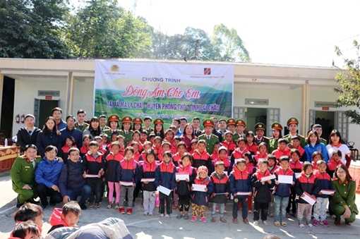 Sẻ chia khó khăn với học sinh nghèo Ma Ly Chải