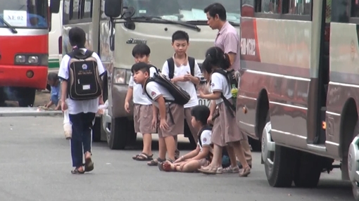 Nguy hiểm rình rập từ xe ôtô đưa đón học sinh ở Đồng Nai