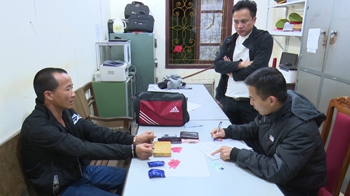 Bắt con nghiện cùng 1 bánh heroin và hơn 500 viên ma túy