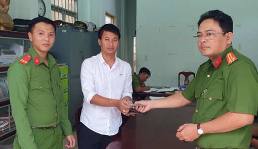 Chiến sĩ Công an trả lại 50 triệu đồng cho người đánh rơi