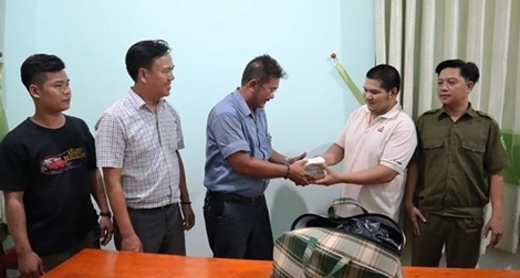 Trao trả túi xách chứa 280 triệu đồng cho người bỏ quên