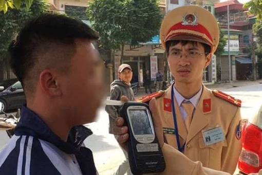 Nam sinh lớp 11 vi phạm nồng độ cồn trên đường đi học