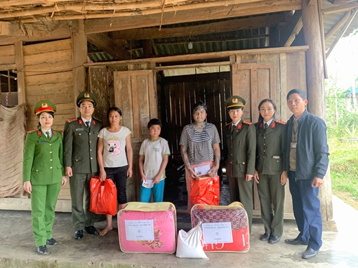 Tặng quà Tết cho các gia đình có hoàn cảnh đặc biệt khó khăn 