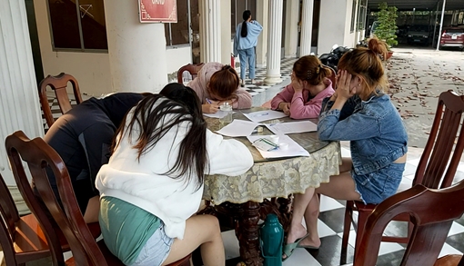 Hàng chục thanh thiếu niên phê ma tuý trong quán Karaoke