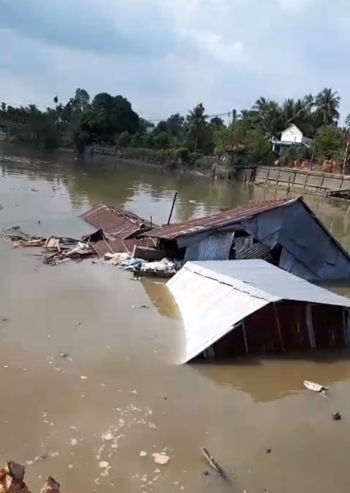 Ba căn nhà bị sạt xuống kênh 
