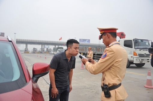 Kiểm tra nồng độ cồn tất cả tài xế vào cao tốc