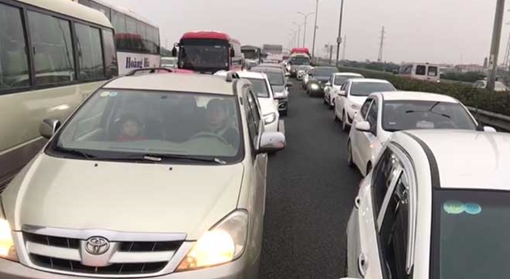 Kẹt xe BOT chậm xả trạm, cao tốc Ninh Bình – Pháp Vân ùn tắc chiều về Hà Nội