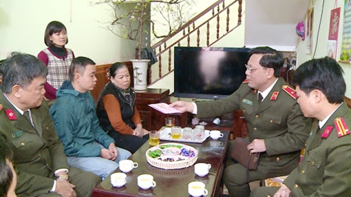 Thăm cán bộ, chiến sĩ bị bệnh hiểm nghèo và gia đình có hoàn cảnh khó khăn