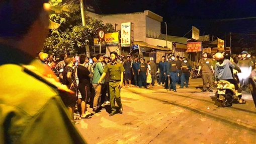 Cần có biện pháp với… đám đông hiếu kỳ gây cản trở người thi hành công vụ