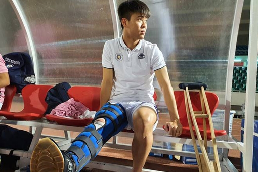 Duy Mạnh chấn thương nặng, thầy Park thêm nỗi lo