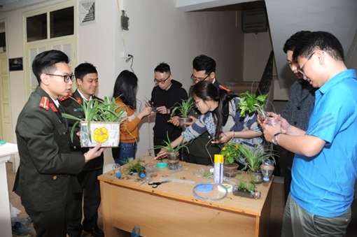 Tuổi trẻ Nhà Xuất bản CAND Giải cứu chai nhựa