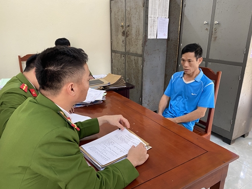 Dùng ống tuýp đe doạ lực lượng Công an