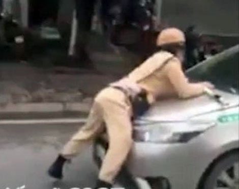 Tài xế taxi hất Trung uý CSGT lên nắp capô ra trình diện