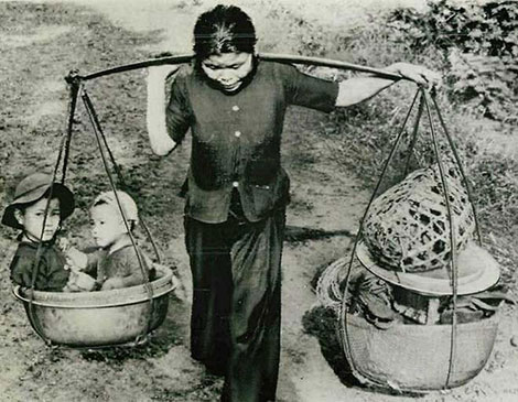 Đòn gánh: Vật dụng thần diệu của người Việt Nam