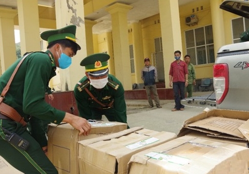 Ngụy trang khẩu trang, nước rửa tay trong thùng hàng để “tuồn” qua biên giới