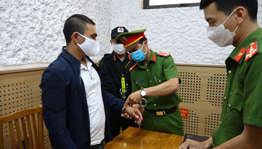 Đã khai thác cát trái phép, còn chửi bới, hành hung Công an