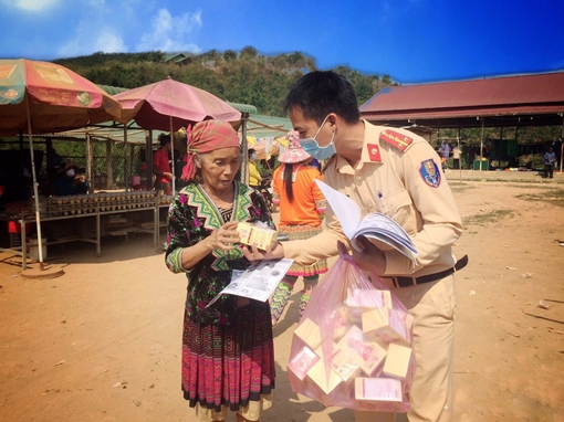 Đến từng nhà dân tuyên truyền phòng, chống dịch COVID-19 