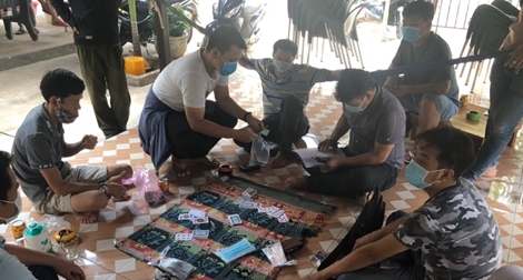 Bất chấp quy định chống dịch, tụ tập đánh phỏm tại quán cà phê