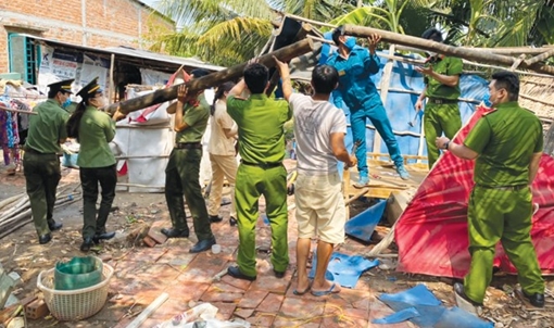 Công an huyện Bến Lức giúp đỡ người dân bị thiệt hại do mưa giông
