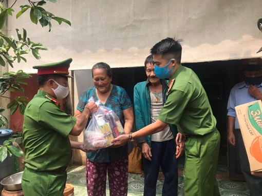 Công an huyện Đắk R’lấp tặng 26 suất quà cho các gia đình hộ nghèo